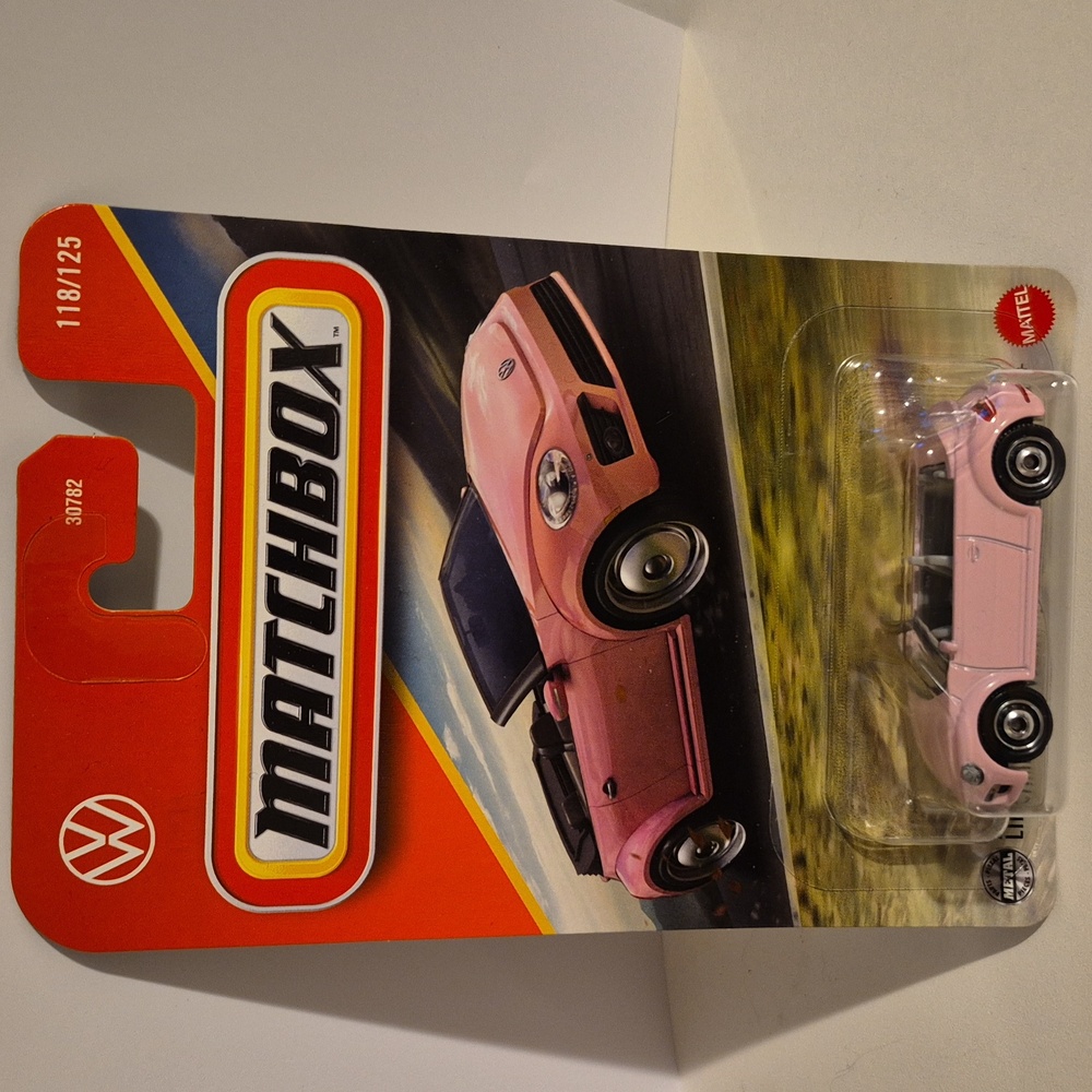 D1 Matchbox 2019 Volkswagen Beetle covertible  with shipping protector